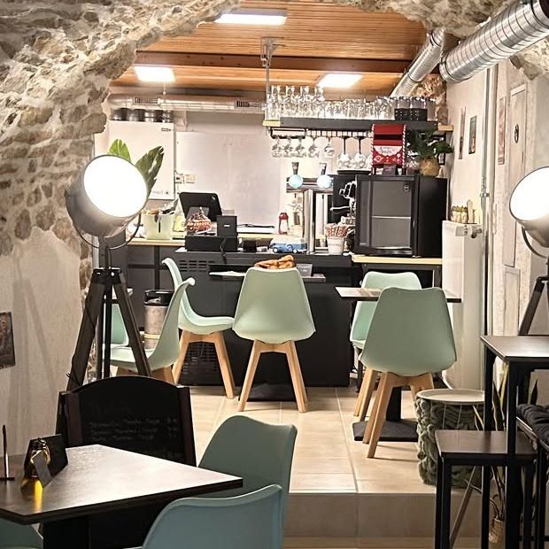 Le bar, au fond de la voûte